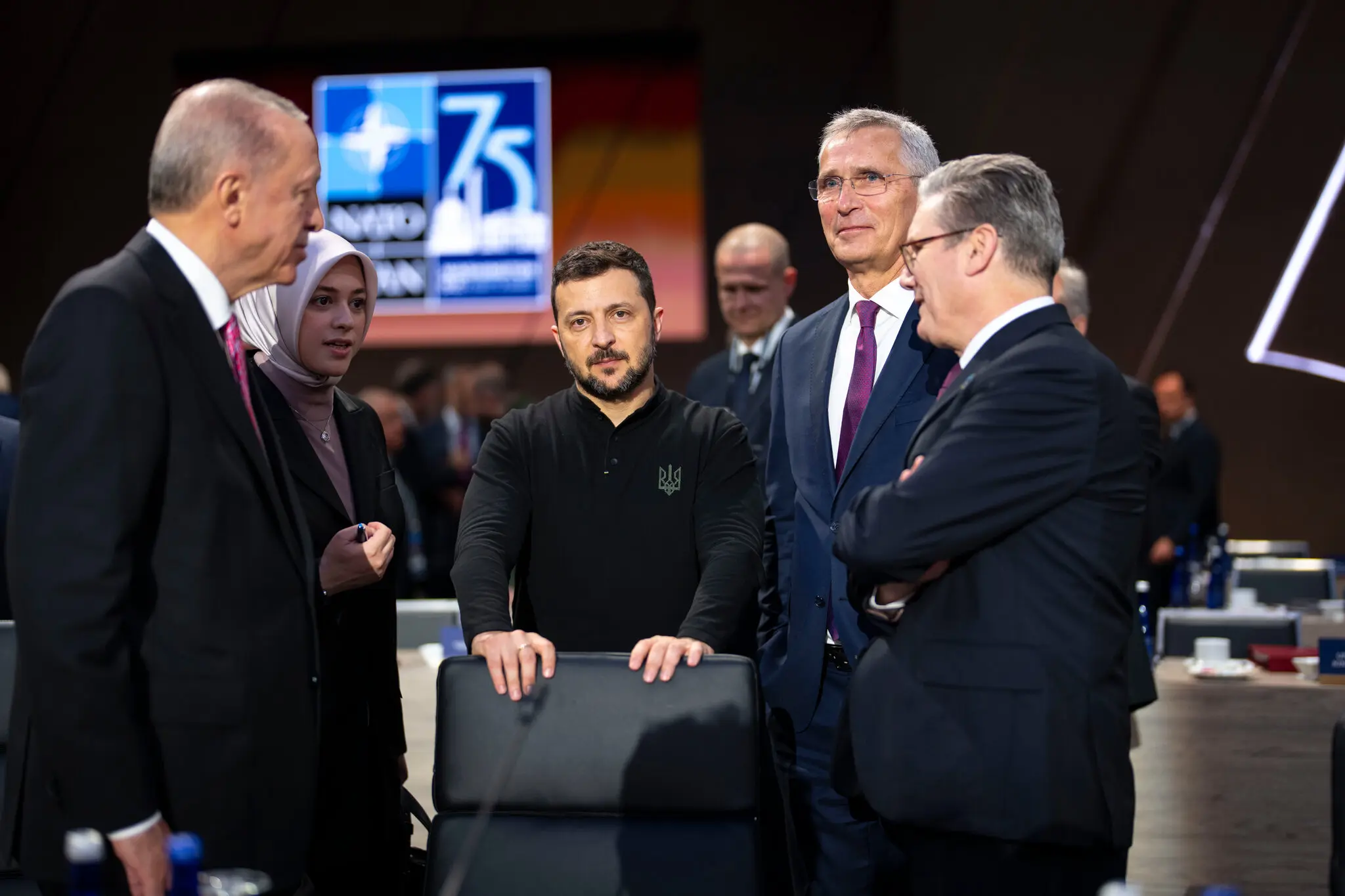 Президент України Володимир Зеленський, руки на місці, поруч із генеральним секретарем НАТО Єнсом Столтенбергом. Зліва - президент Туреччини Реджеп Таїп Ердоган, праворуч - прем'єр-міністр Великобританії Кейр Стармер.